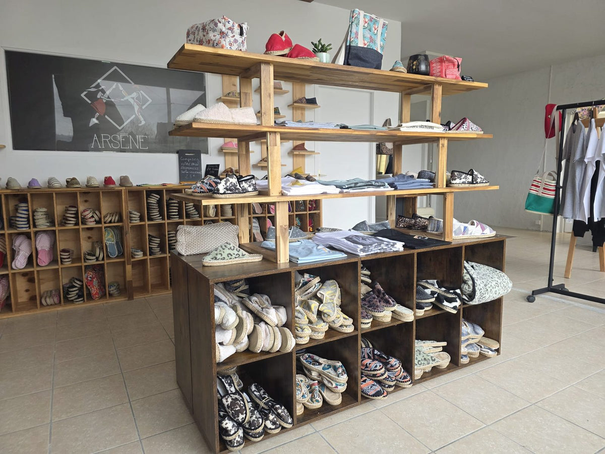 La boutique Arsène et ses étagères d'espadrilles