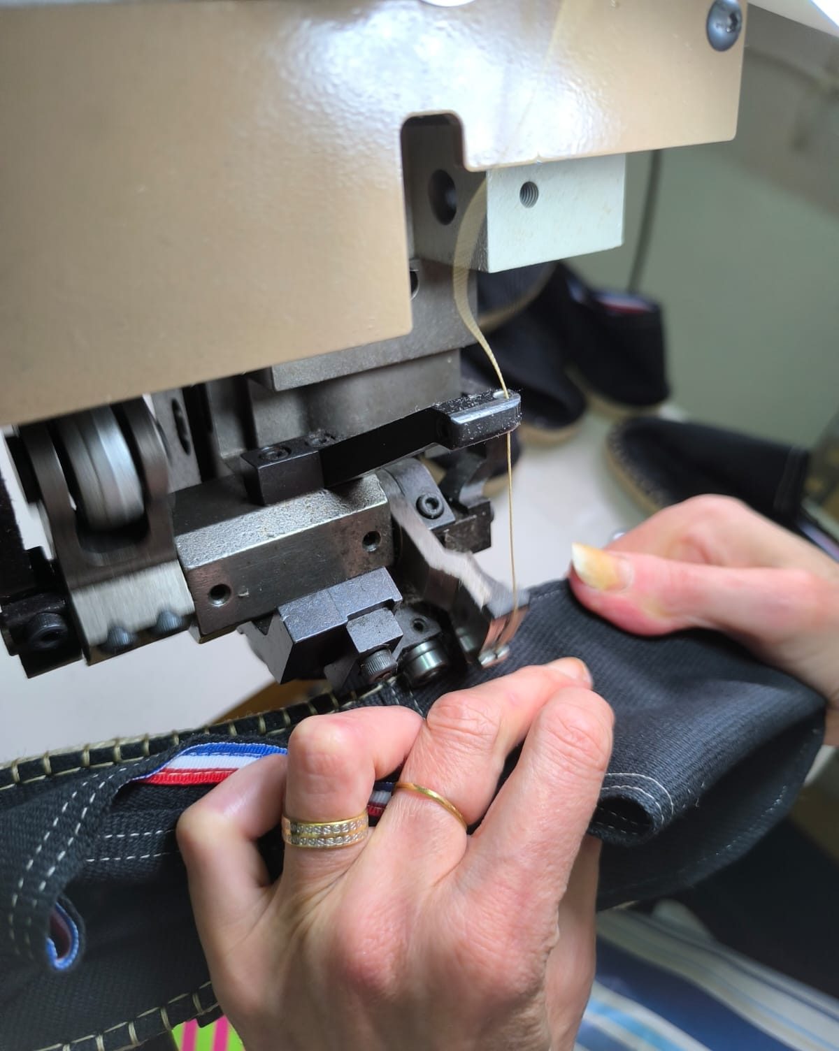 Couture de la tige sur la semelle en corde