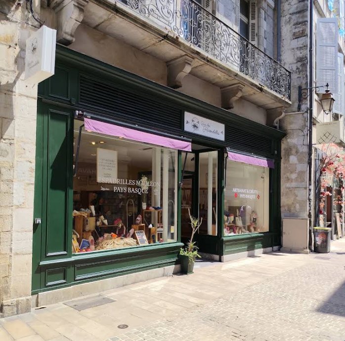 Devanture du Quai des Hirondelles, la boutique Arsène Espadrilles, 6 rue Lormand à Bayonne