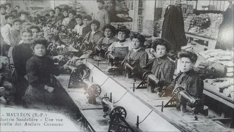 Atelier de couture d'espadrilles à Mauléon, carte postale ancienne