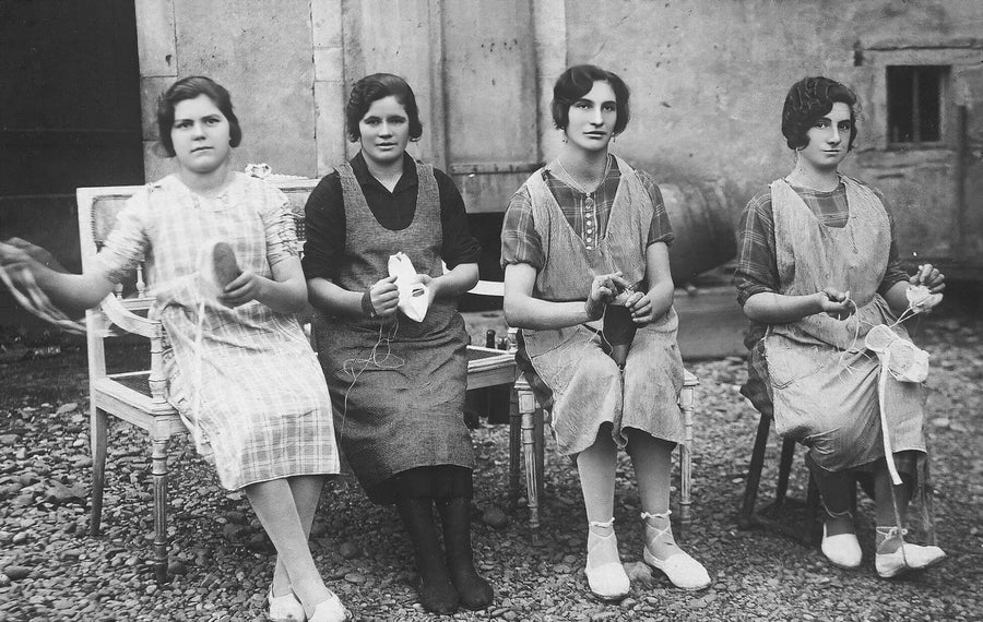 Ouvrières sandalières à la couture, photographie ancienne