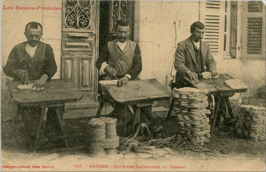 Sandaliers au travail devant leurs maisons, carte postale ancienne