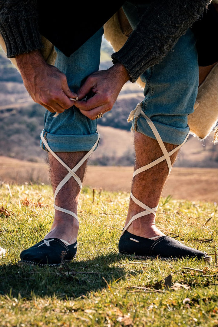 Arsène noue les lacets de ses espadrilles