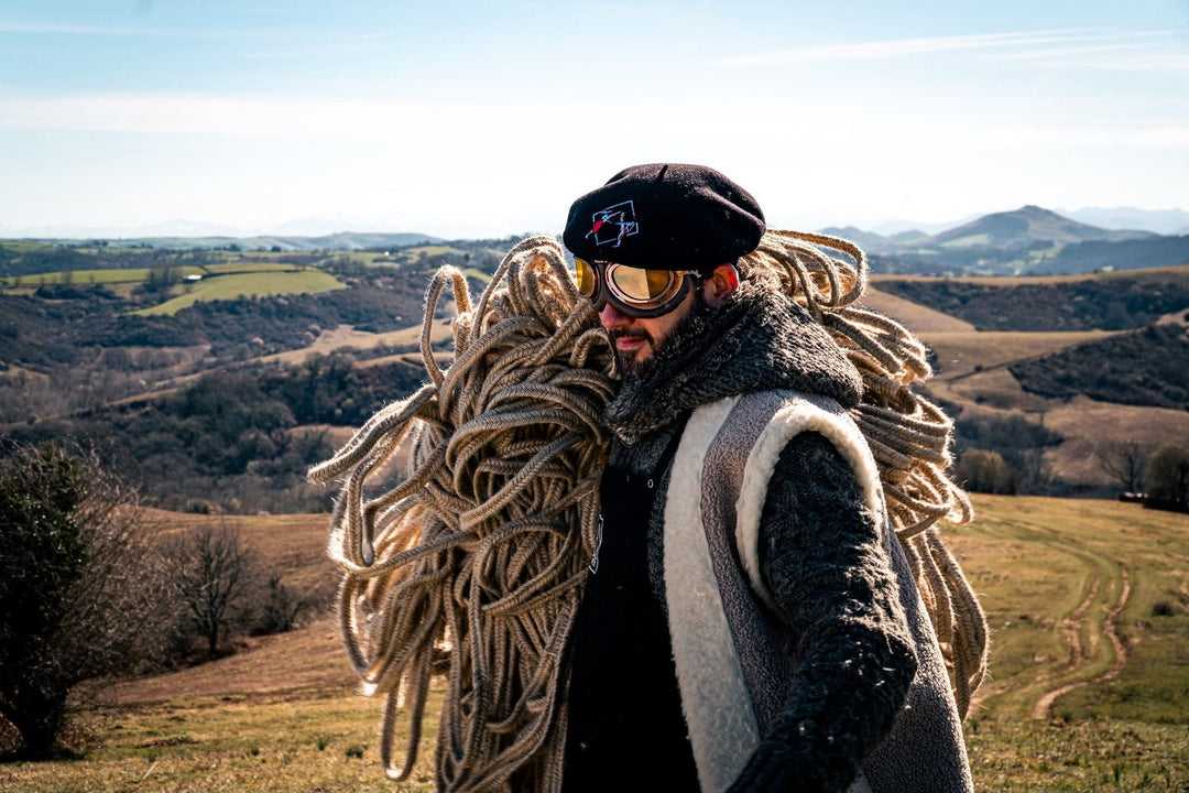 Arsène portant une corde de jute