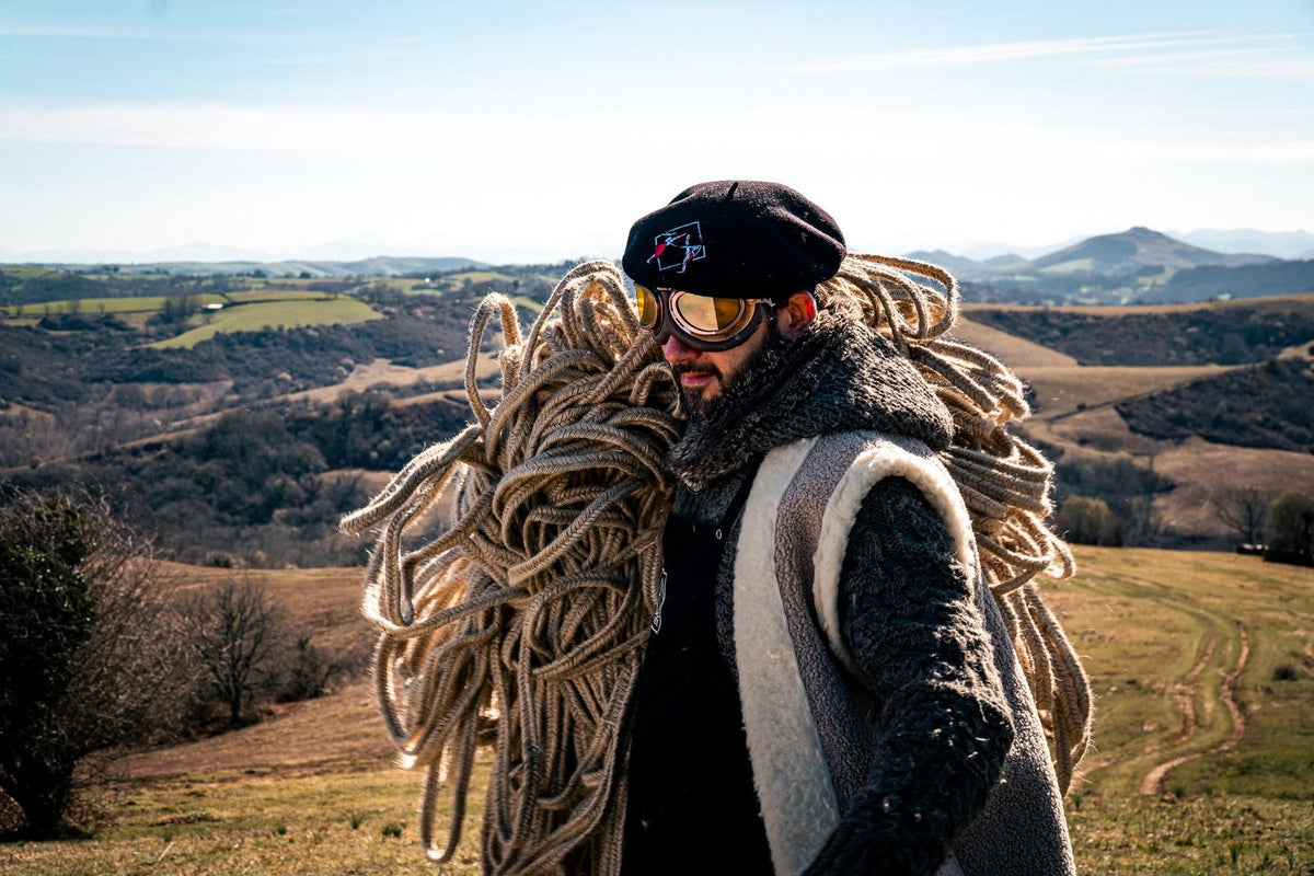 Arsène portant une corde de jute