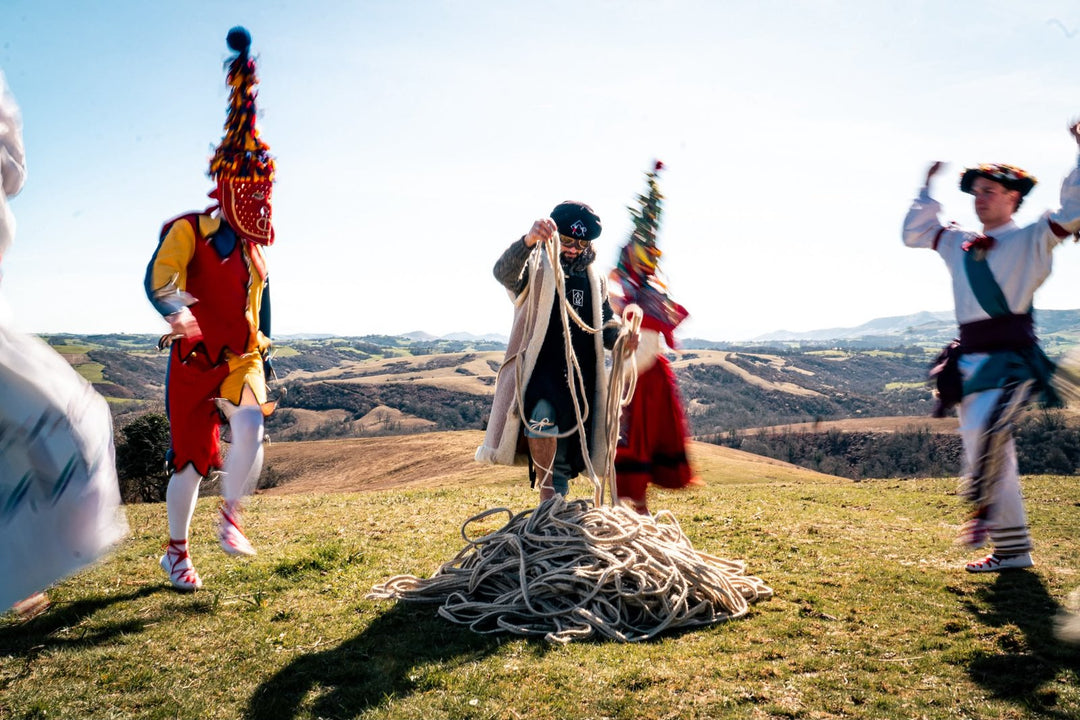 Danseurs autour d'Arsène dans les collines