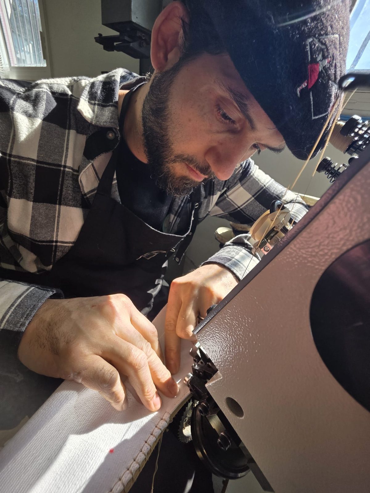 Nicolas coud une tige sur sa semelle à la machine italienne