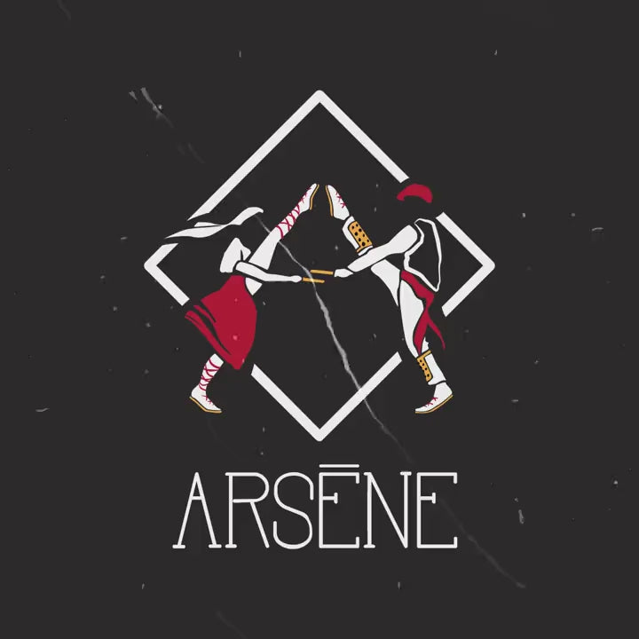 La mascarade danse en noir et blanc, puis le logo Arsène